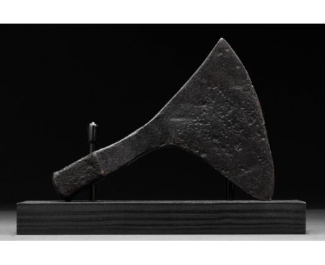 Ca. 900–1100 AD. Viking Age. A heavy iron battle axe with a curved blade, a tapering cheek, a heavy, reinforced poll and sock