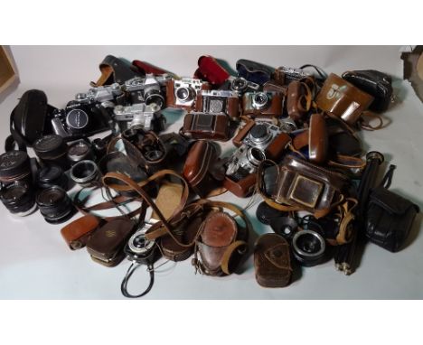 Collectables, comprising; 20th century and later cameras, including Pentax, Minolta, Kodak, Agfa and sundry, (qty).  