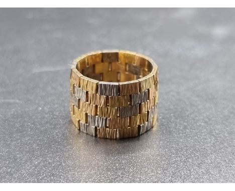 A 1960s 18ct gold link white, yellow and rose gold ring, by R C K, London 1966, size N, 12g. 