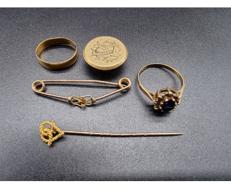 A group of jewellery, to include: a yellow metal button, stamped 18; a 22ct gold wedding band, 2.4g; a yellow metal ring; a m