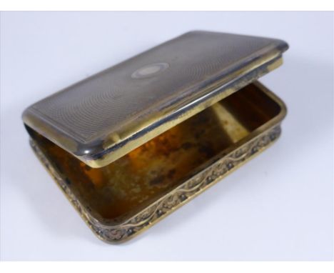 EARLY 19TH CENTURY SILVER SNUFF BOX WITH ENGINE TURNED DECORATION