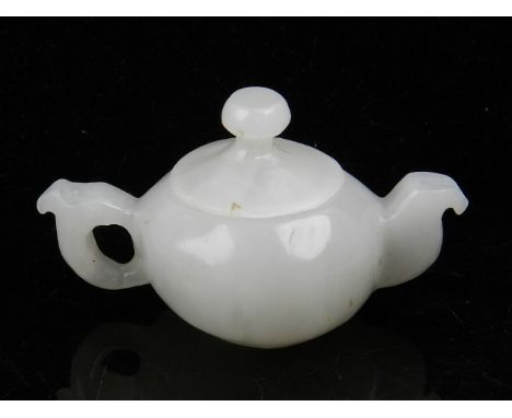 A small white jade teapot, H. 4cm 