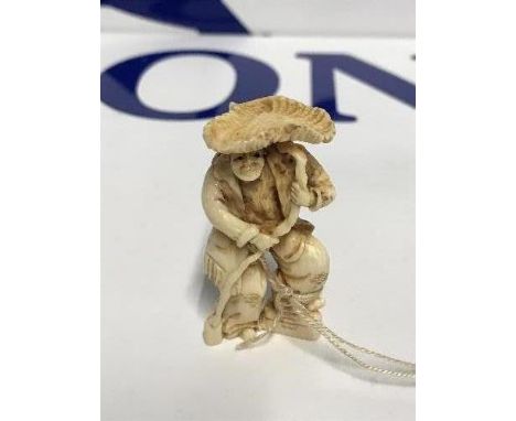 19THC CARVED IVORY NETSUKE - POSSIBLY TOMOYUKI BUNKYO 1861-1863 FIGURE OF A MAN USING PLANT AS UMBRELLA, SIGNED ON BASE