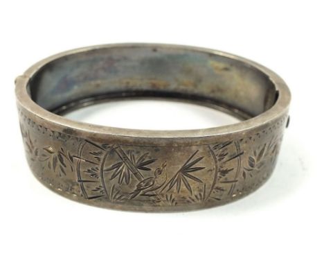 A silver bangle with engraved bird decoration, 16g 