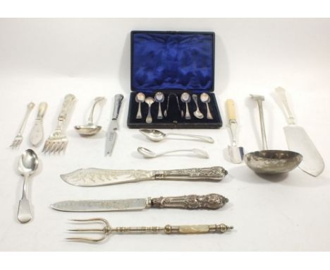 A group of silver plated serving cutlery including silver plated teaspoons, cased 