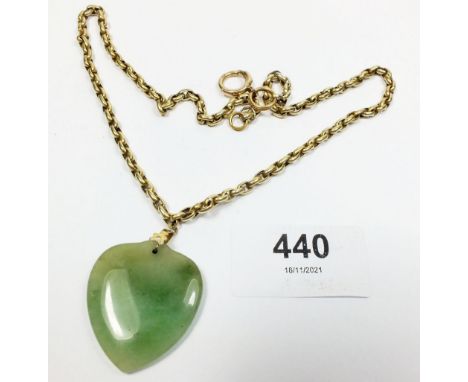 A 9ct gold chain (af) and jade heart pendant, chain weighs approx 12.5g 