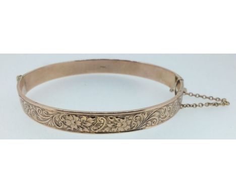 A 9 carat gold bangle with engraved decoration 18g 