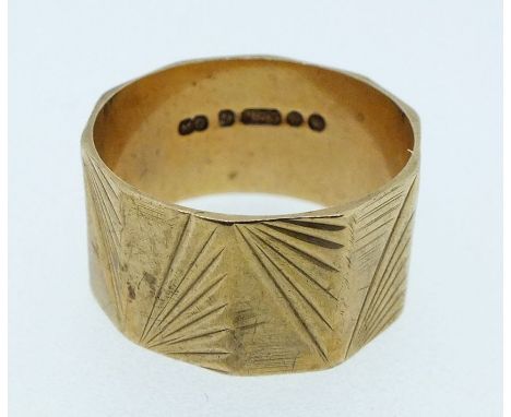 A 9 carat gold ring with engraved decoration, size K, 2.5g 