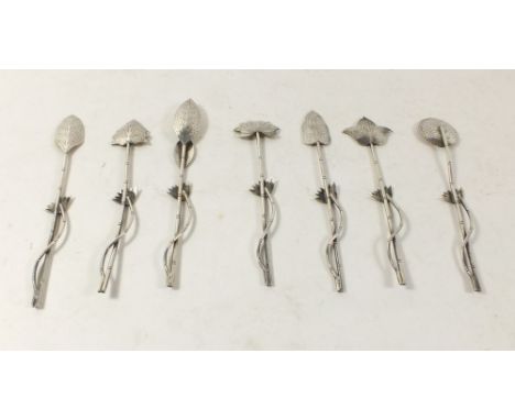 A set of seven Japanese silver teaspoons with bamboo stems and stylised leaf terminals (tested 925) 63g 