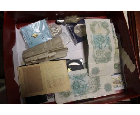 A BOX OF COLLECTABLES TO INCLUDE COINS AND BANK NOTES, A CLAW BROOCH, STAMPS, LIGHTER, ETC  