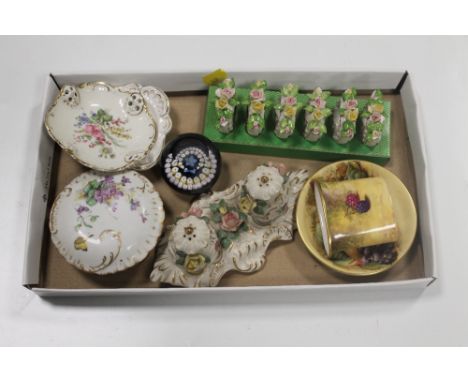 A TRAY OF CHINA TO INCLUDE ROYAL WORCESTER, AYNSLEY ORCHARD GOLD, A CAITHNESS PAPER WEIGHT, ETC 