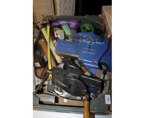 A TRAY OF ASSORTED TOOLS INCLUDING A VICE