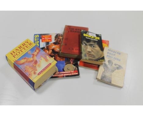 A QUANTITY OF ASSORTED BOOKS, TO INCLUDE HARRY POTTER, ETC 