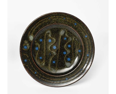 Ray Finch (1914-2012)Platea Wenford Bridge stoneware plate, covered in a tenmoku glaze with blue dots and pulled design, thre