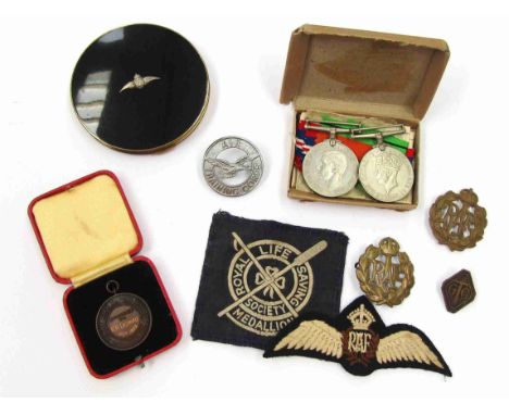 A quantity of RAF related items including Stratton compact, Air Training Corps badge and a pair of WWI medals in an issue box