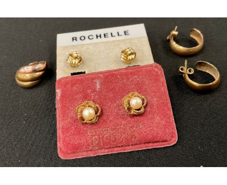 Three pairs of 9ct Gold Earrings and an odd 9ct Gold Earring;to include a pair of knot design stud earrings, a pair of half h