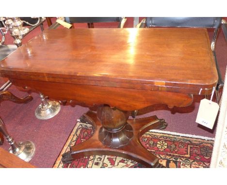 A William IV mahogany foldover card table H.72 W.90 D.45cm 