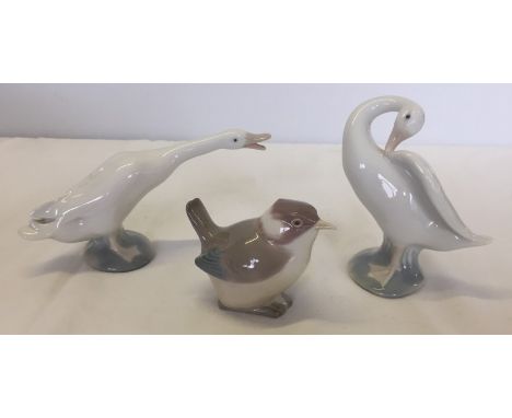 2 Lladro geese together with a Lladro crouching bird.  Tallest item 10.5cm tall.