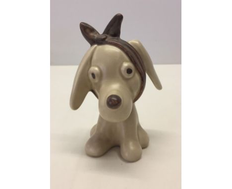 A ceramic Sylvac 'toothache' dog figurine. Model No 3183 in beige and brown colours. Approx 12.5cm high. 