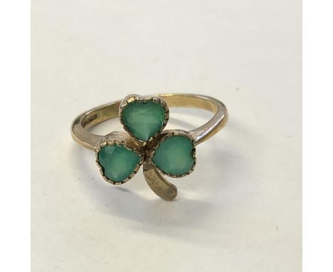 9CT GOLD GREEN STONE SHAMROCK RING 2.6G APPROX 