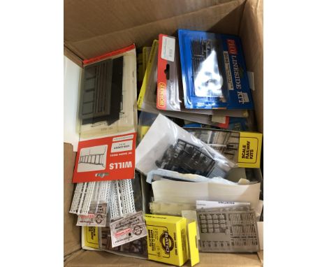 SELECTION OF MODEL RAILWAY LAYOUT TRACK AND ACCESSORIES AND SCALE RAILWAY KITS
