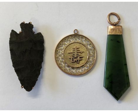 9CT GOLD MOUNTED JADE PENDANT, FLINT ARROWHEAD FASHION INTO A BROOCH WITH 9CT GOLD MOUNT, ROSE AND YELLOW GOLD CHINESE DISK P