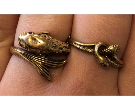 9CT GOLDFISH RING WITH INSET STONE EYES AND A 9CT GOLD COILED SNAKE RING 5.5G APPROX