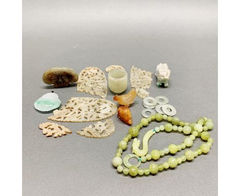 A quantity of mixed Chinese jade/hardstone items.