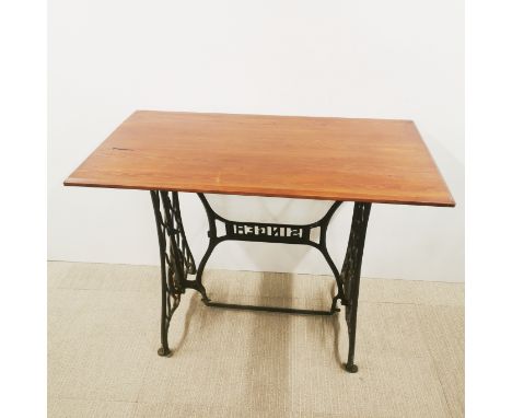 A vintage cast iron Singer treadle base converted into a table, 100 x 55 x 74cm.
