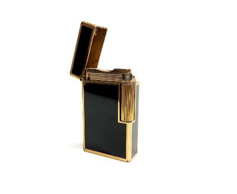 A Dupont goldplated lighter, H. 6cm.