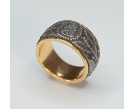 Eisen und 14 K Gelbgold. Ummantelung fein mit Lorbeerblätter sowie einem bekröntem „E“ verziert. Um 1915. Ringgröße 62, Gewic