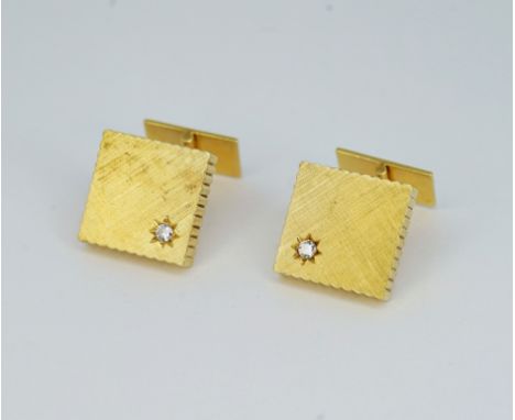 14 K Gelbgold, gestempelt und mit Juweliermarke versehen. Viereckige Knöpfe, an den Kanten gewellt gearbeitet und satiniert. 