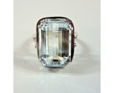 14 K Weißgold gestempelt, Mit Juweliermarke. Damenring besetzt mit einem großen hellen Aquamarin von ca. 10 ct. Ringgröße 61,