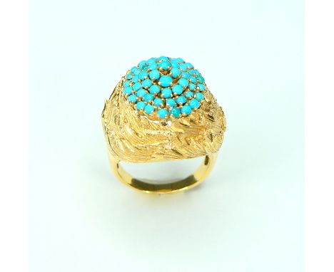 18 K Gold. Detailreich reliefiertes Blätterdekor am Ringkopf, bekrönt mit einem Türkisbesatz von 56 Steinen. Gute Erhaltung. 