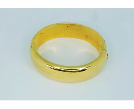 14 K Gelbgold, gestempelt und mit Juweliermarke versehen. Glatte Wandung, an den Kanten leicht abgerundet. Armreif ist gefüll