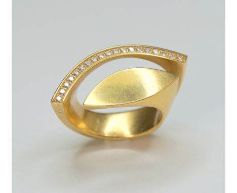 18 K Gelbgold, in der Schiene gestempelt sowie mit Juwelierpunze versehen. Mandelförmiger Ringkopf, geöffnet und mit 19 klein