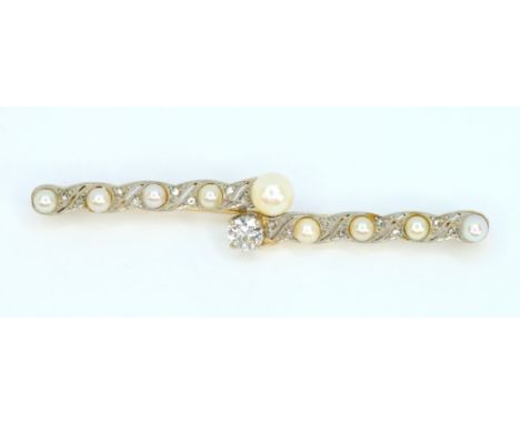 14 K Weißgold und Gelbgold, gestempelt. Feine Stabbrosche besetzt von 9 Perlen, einem mittigen Diamant von ca. 0,50 ct und kl