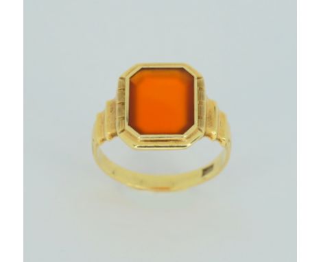 14 K Gelbgold, an der Schiene gestempelt. Sehr gut erhaltener antiker Herrenring mit Karneol. Achteckige Form des Ringkopfes.