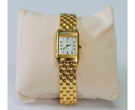 18 K Gelbgold, gestempelt. Längliche Form, zartes Gehäuse. Silberfarbiges Satinziffernblatt mit Stabziffern und -zeiger aus b