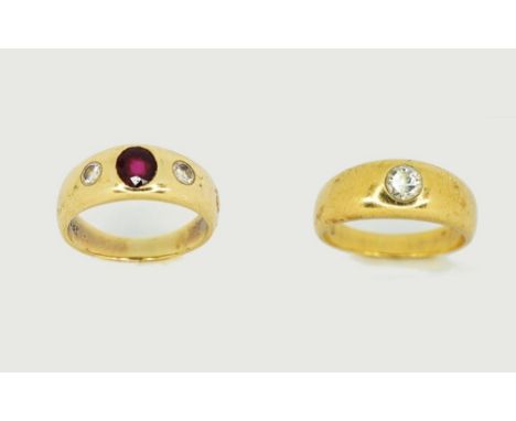 Set aus 2 Ringen, darunter einen antiker Bandring in 14 K Gelbgold, gestempelt, besetzt mit zwei Diamanten von zus. 0,20 ct u