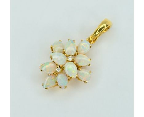 18 K Gelbgold, gestempelt und mit Juweliermarke versehen. In Durchbruch gearbeiteter Anhänger, elegant mit 10 Opalen sowie 2 
