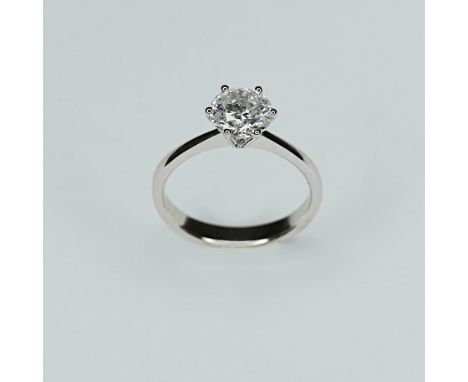 18 K Weißgold, in der Schiene gestempelt. Außerordentlich luxuriöser Ring besetzt von einem Diamant von ca. 1,65 ct, Farbe E,