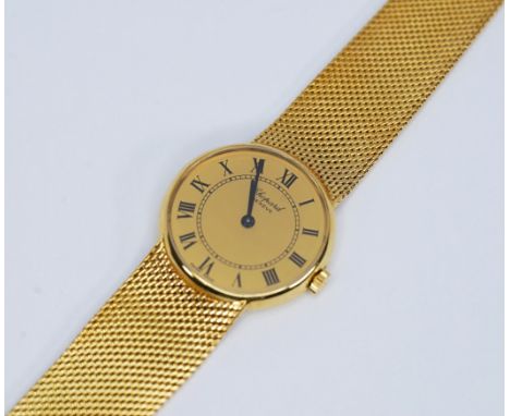 18 K Gelbgold, gestempelt. Handaufzug, goldfarbiges Zifferblatt mit römischen Ziffern, Gehäuse- und Referenznummer "106645", 