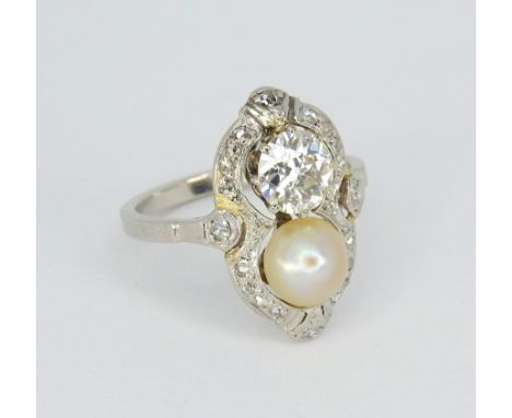 18 K Weißgold. Außergewöhnlicher Ring in feiner Juwelierqualität, besetzt von einer Perle und einem Diamant von ca. 0,85 ct, 