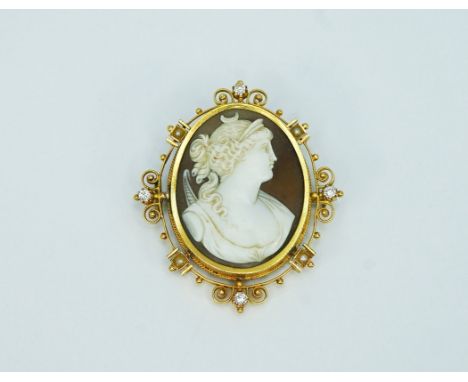 Korallen-Kamee mit dem Profil der Göttin Diana, detailreich geschnitzt. 14 K gelbgoldene Fassung, besetzt mit 4 kleinen Diama