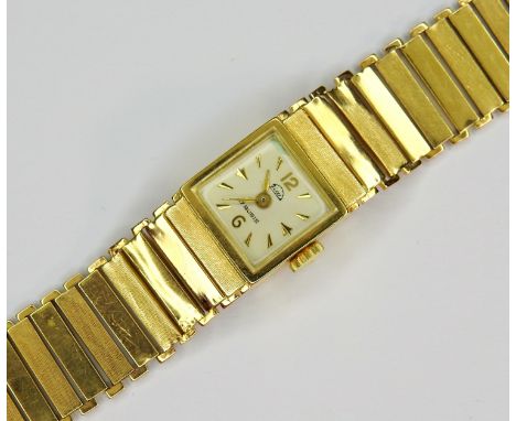 18 K Gelbgold, am Gehäuse sowie am Armbandverschluss gestempelt. Eckiges Ziffernblatt mit römischen und arabischen Stundenzah