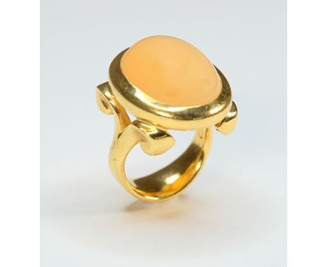 18 K Gelbgold, in der Schiene gestempelt sowie mit Juwelierpunze versehen. Ein wunderschön schimmernder rosa Mondstein in Cab