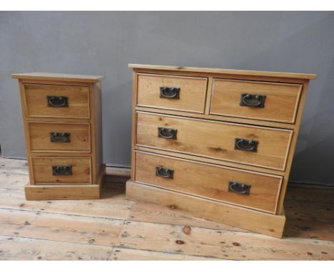 CONTEMPORARY HARDWOOD CHEST OF 4 DRAWERS (76cm wide, 40cm deep, 69cm high) &amp; MATCHING 3-DRAWER BEDSIDE CHEST (36cm wide, 