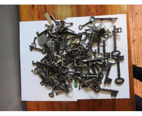 A COLLECTION OF VINTAGE KEYS 