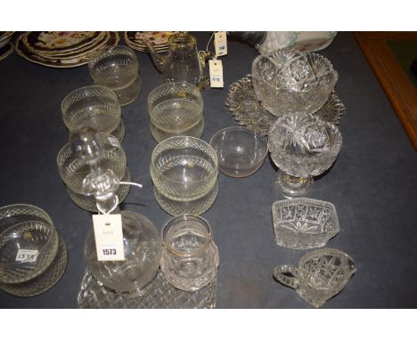 A quantity of glassware, including: bowls; a decanter; a set of cut glass finger bowls; etc.